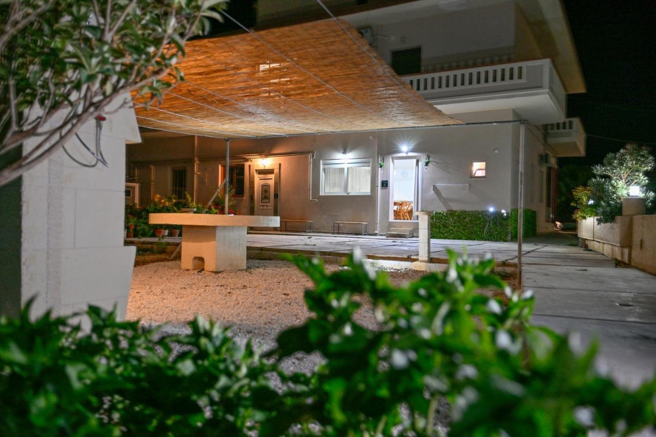 Mpoulakis Apt 98 키사모스 외부 사진